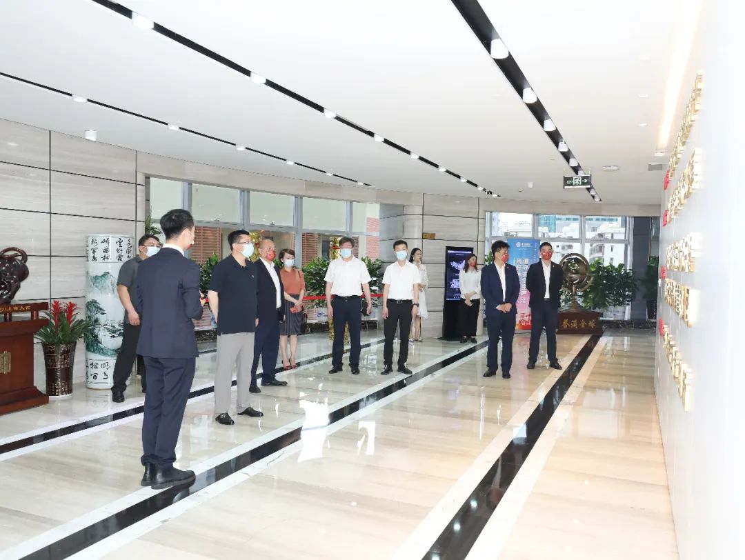 青島市政協(xié)副主席、嶗山區(qū)委書記張元升一行蒞臨中裝建設(shè)調(diào)研考察
